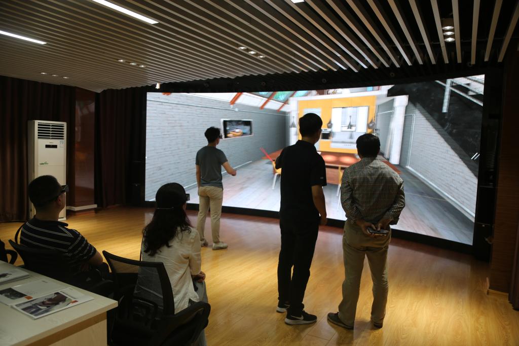 在南阳理工学院计算机与开元(中国)一站式服务平台进行VR体验