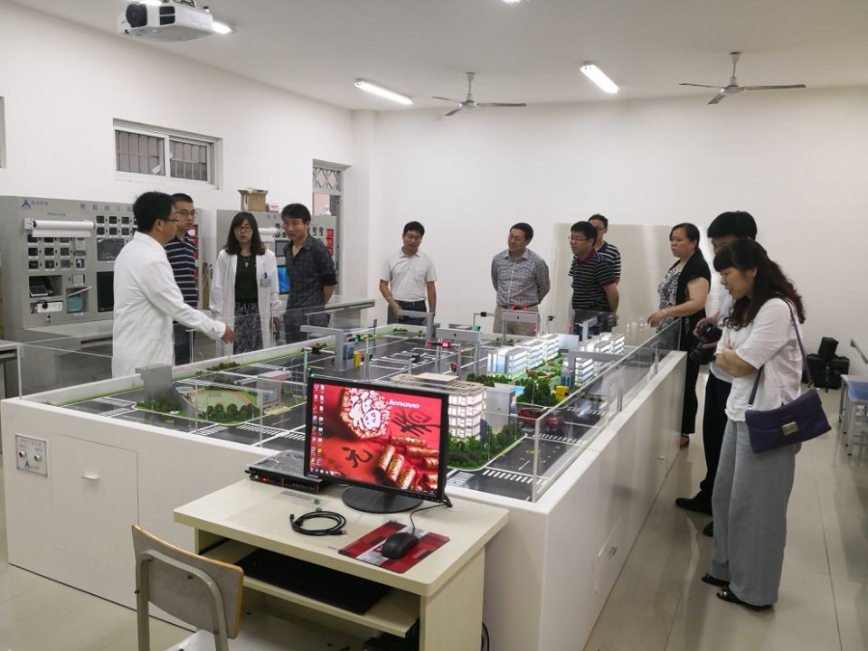 参观河南城建学院计算机与数据科学学院实验室
